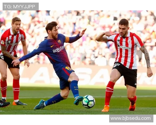 前锋足球转身技巧解析助你在比赛中轻松突破防线提升进攻效率